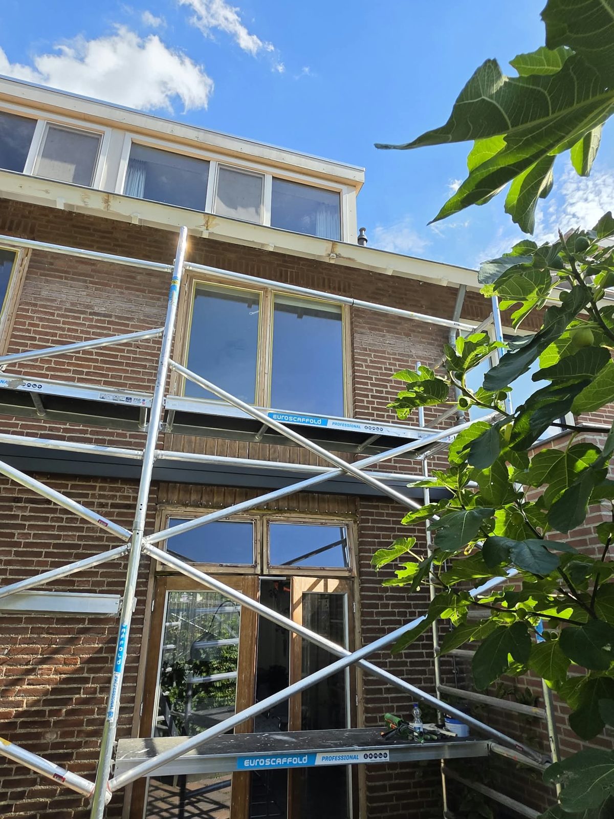 Achtergevel Meloenstraat Nijmegen in de steiger voor het schilderwerk