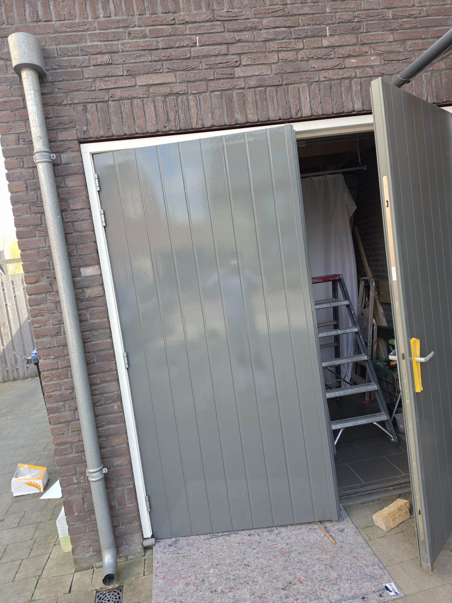 Carportdeur Lent — detail open deur met afwerking