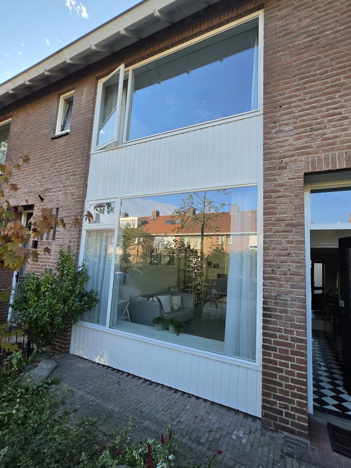Voorgevel Meloenstraat Nijmegen met witte kozijnen en gevelbetimmering