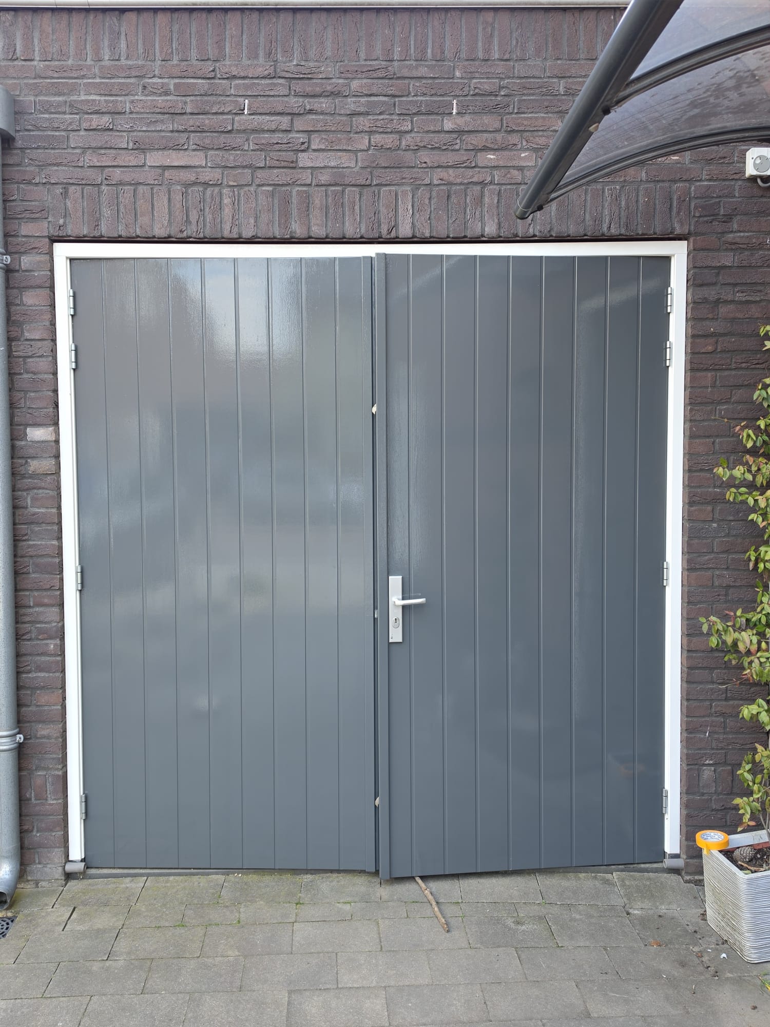 Carportdeur Lent — vooraanzicht na schilderwerk