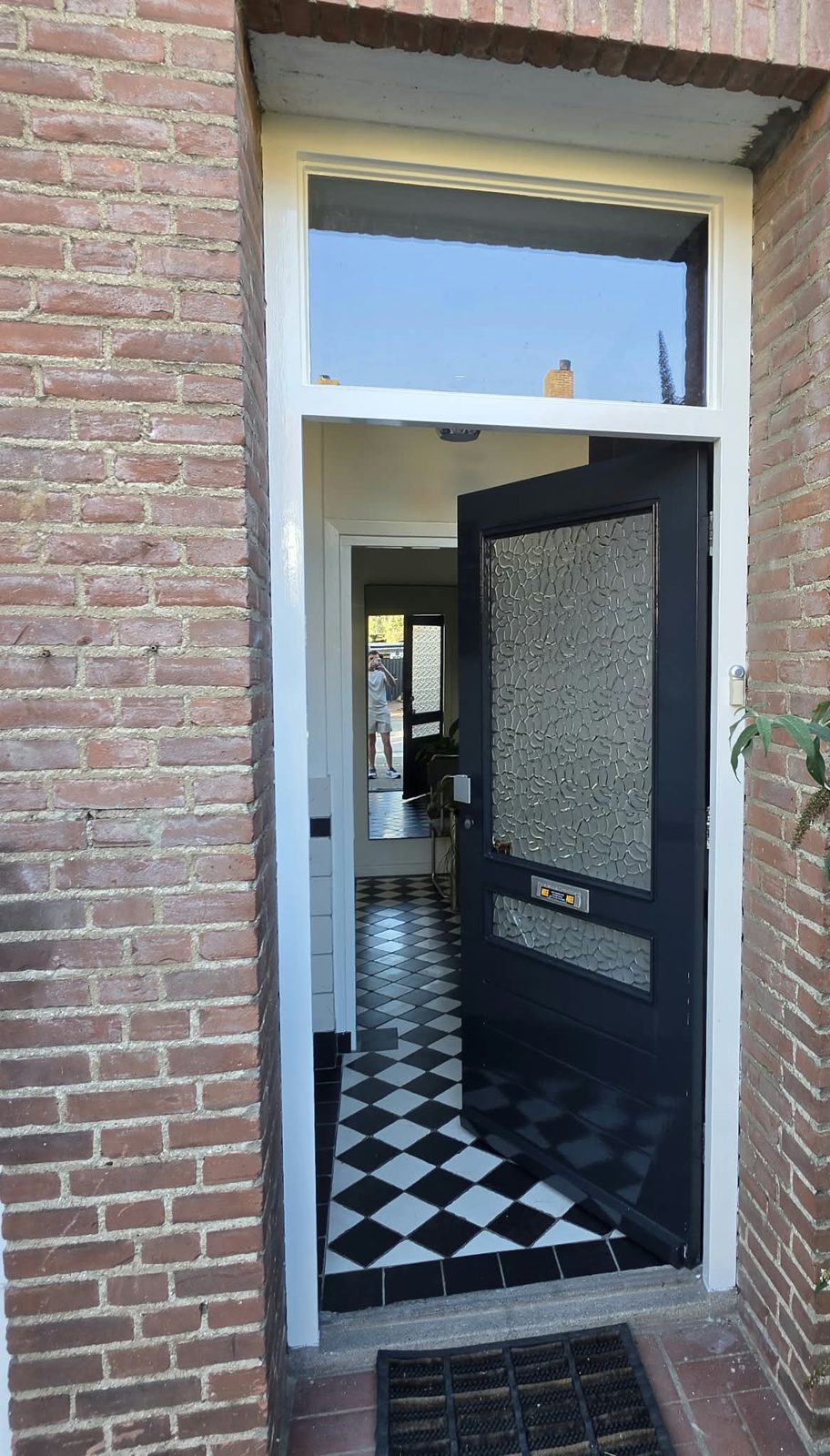 Zwarte voordeur met wit kozijn Meloenstraat Nijmegen