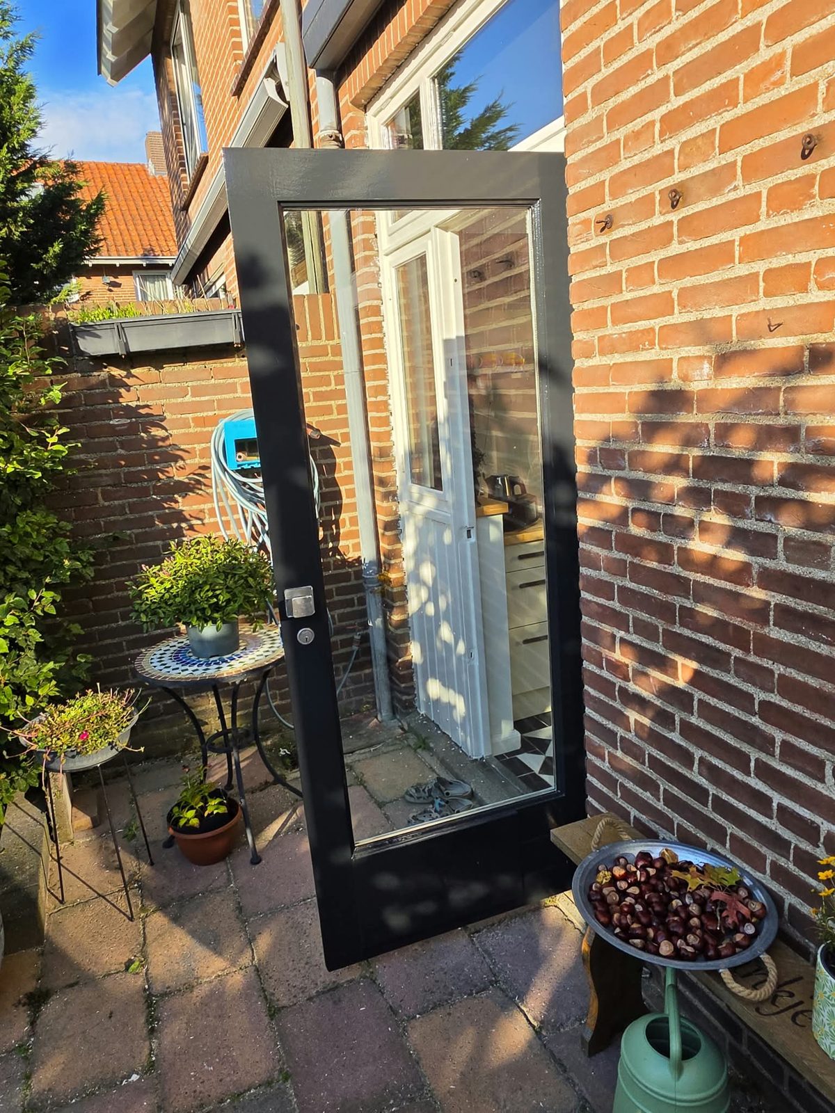 Achterdeur Meloenstraat Nijmegen glanzend zwart afgelakt