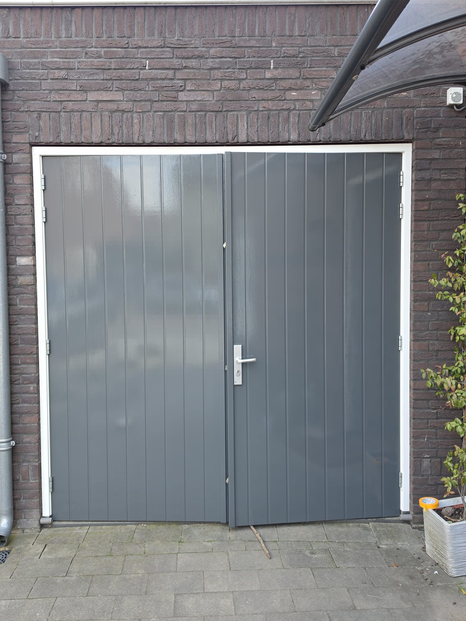 Carportdeur schilderen Simon Carmiggeltstraat Lent door L.T.J. Schilderwerken