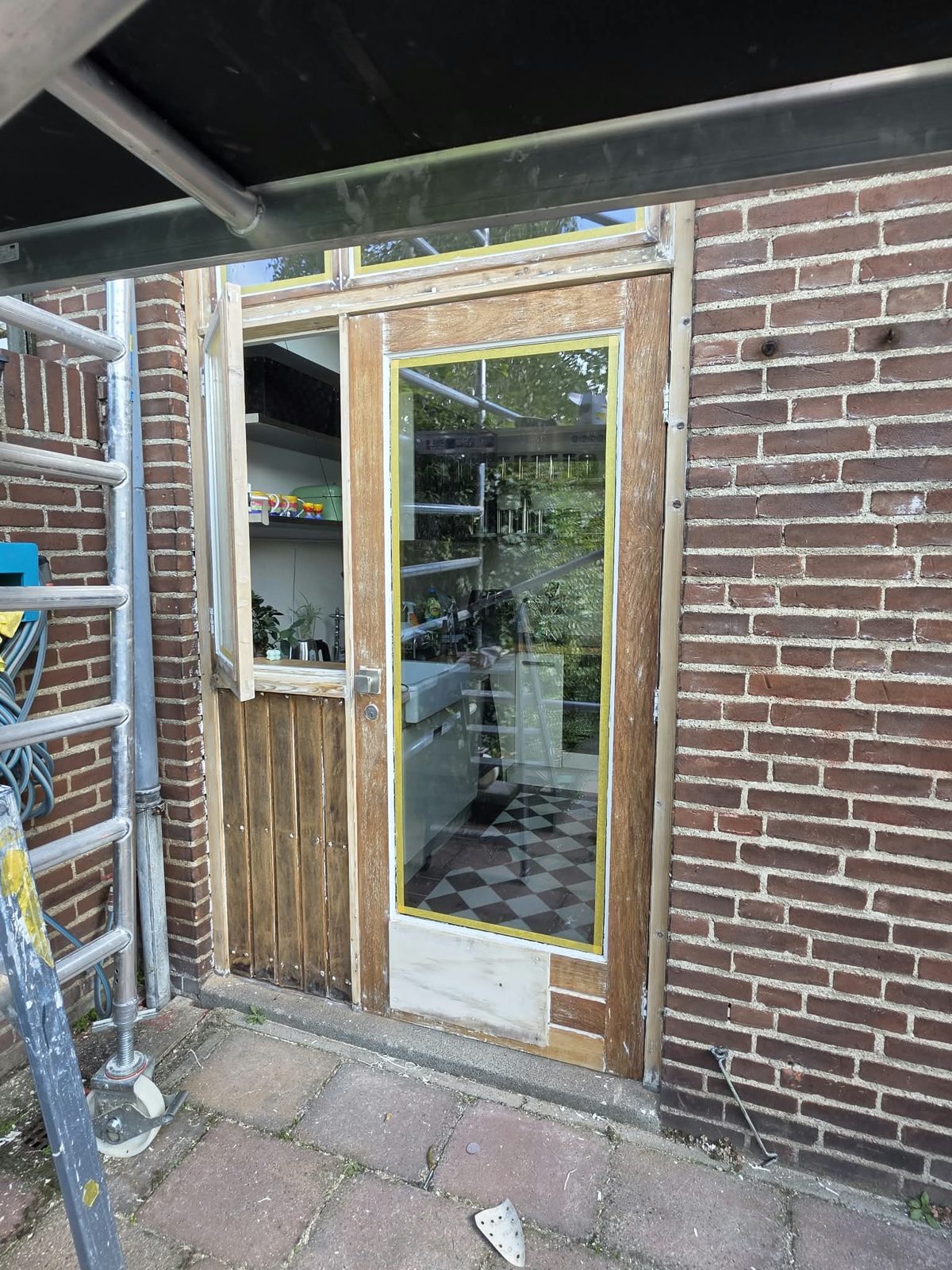 Achterdeur Meloenstraat Nijmegen geschuurd en afgeplakt