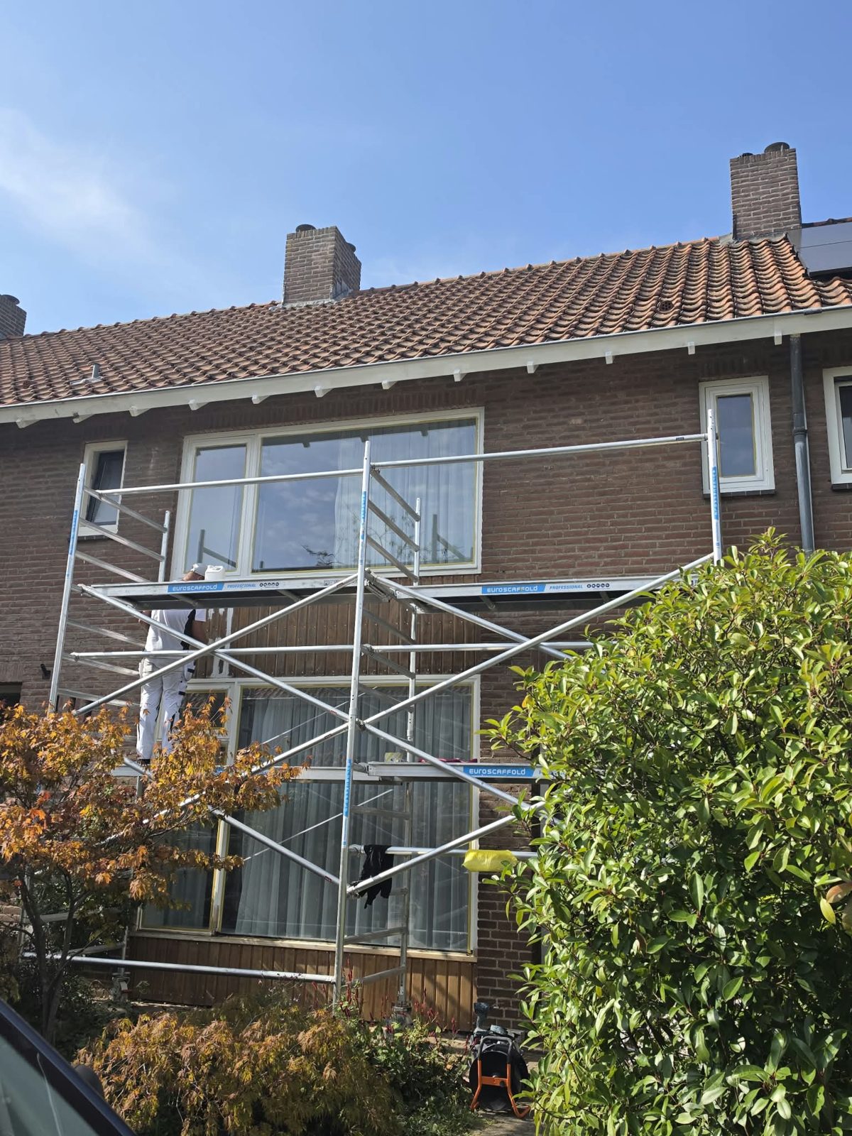 Voorgevel Meloenstraat Nijmegen in de steiger tijdens het schilderwerk