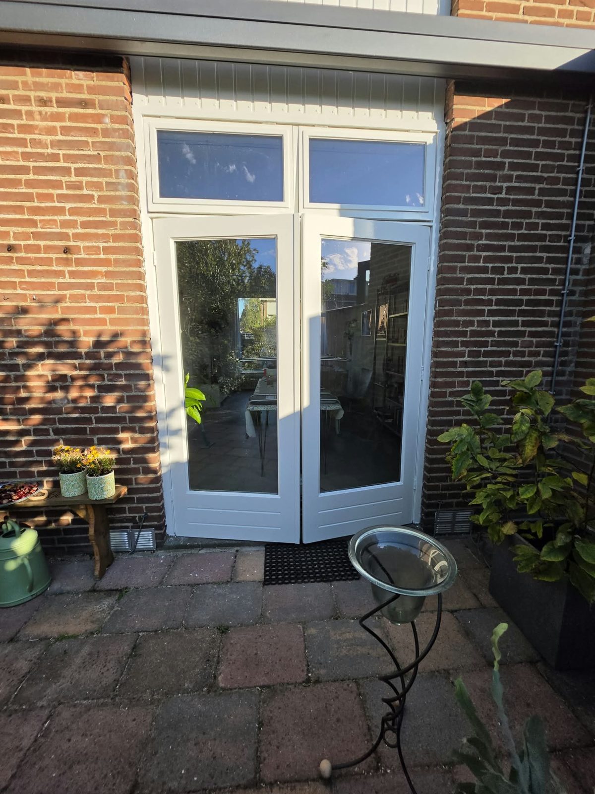 Witte tuindeuren Meloenstraat Nijmegen na het schilderwerk