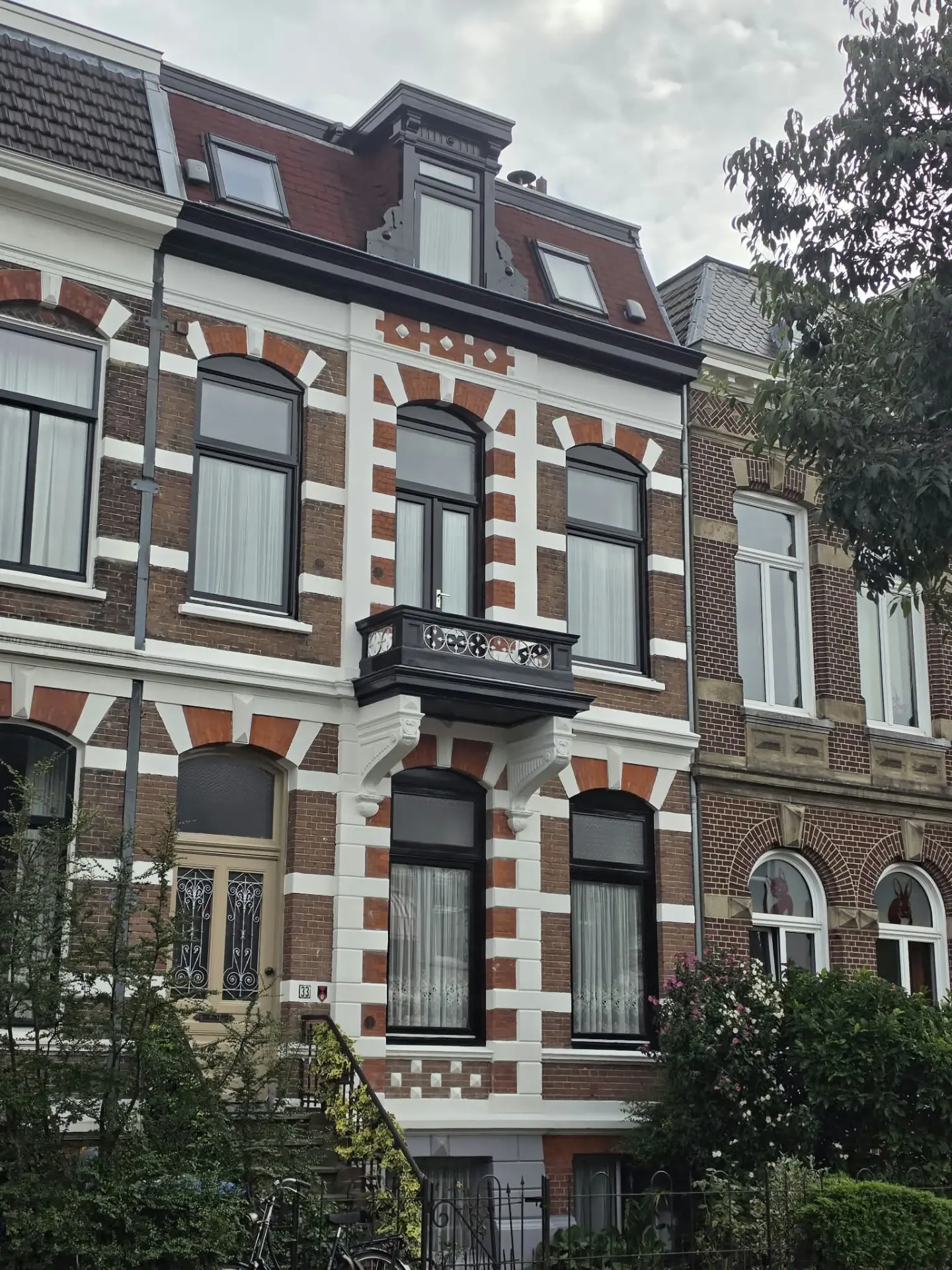 Sint Annastraat Nijmegen — geschilderde kozijnen en ornamenten na oplevering